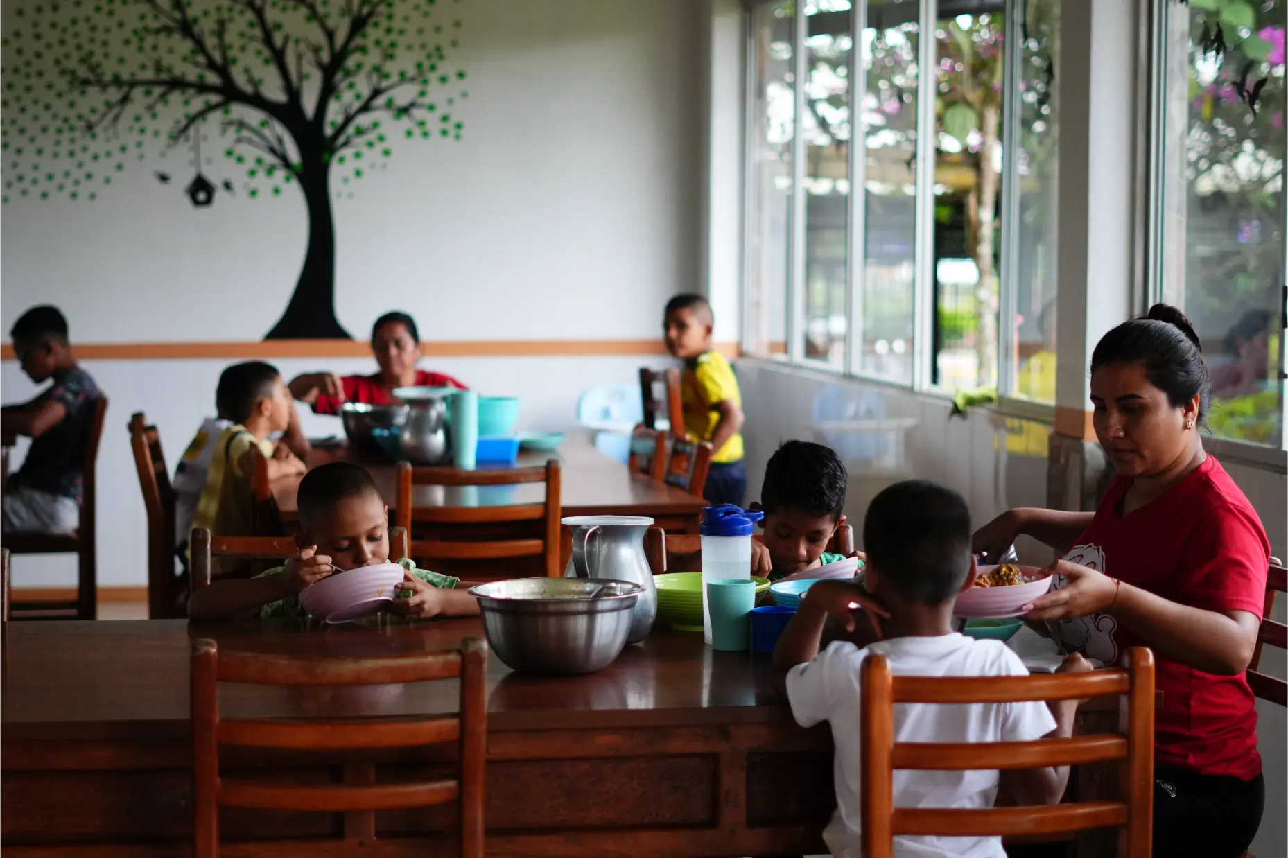 niños comiendo casa hogar de jesus