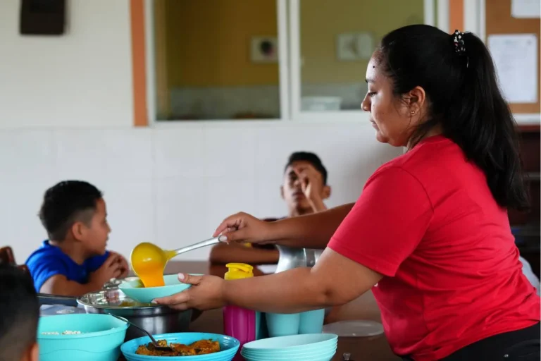 niños comiendo casa hogar de jesus